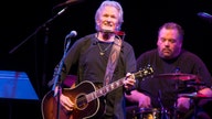 Kris Kristofferson gives surprise performance at Fargo bar