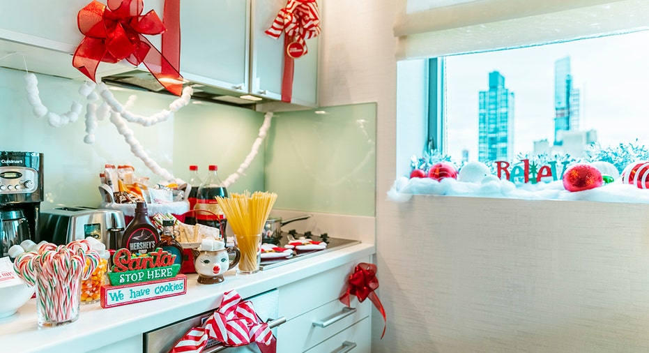 Hotel Spreads Christmas Cheer With Decked Out Buddy The Elf