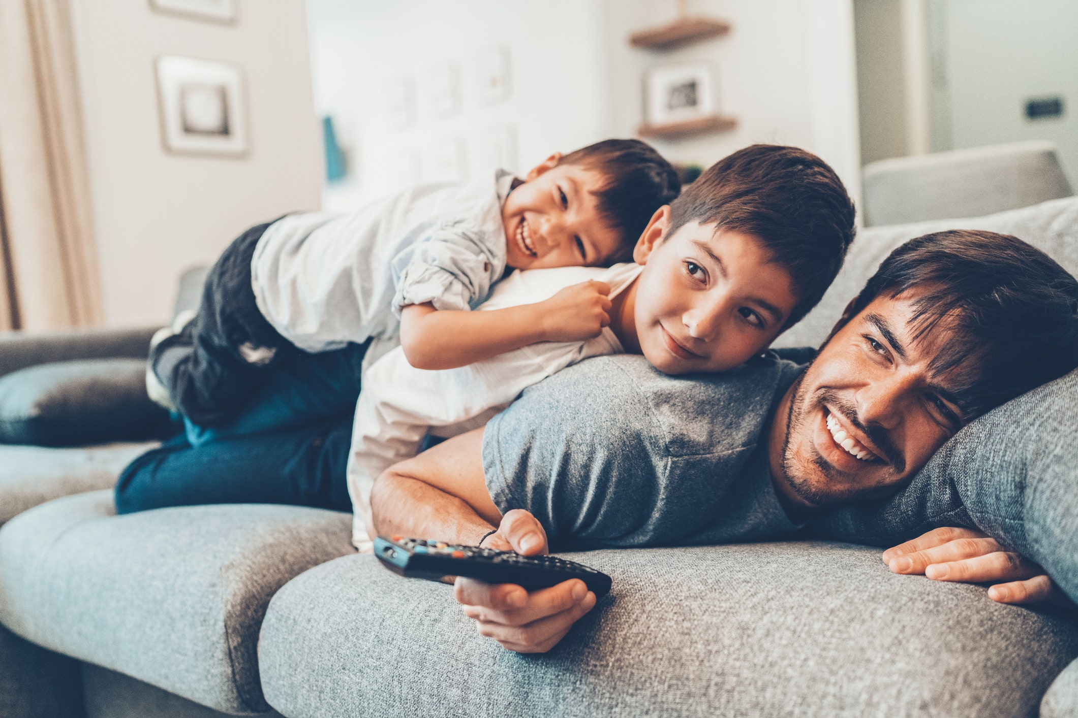 Человек телевизор. My father watches tv in the. Family spending time together. Сэлфи отца и сына смотрящего телевизор. Телевизор для детей.