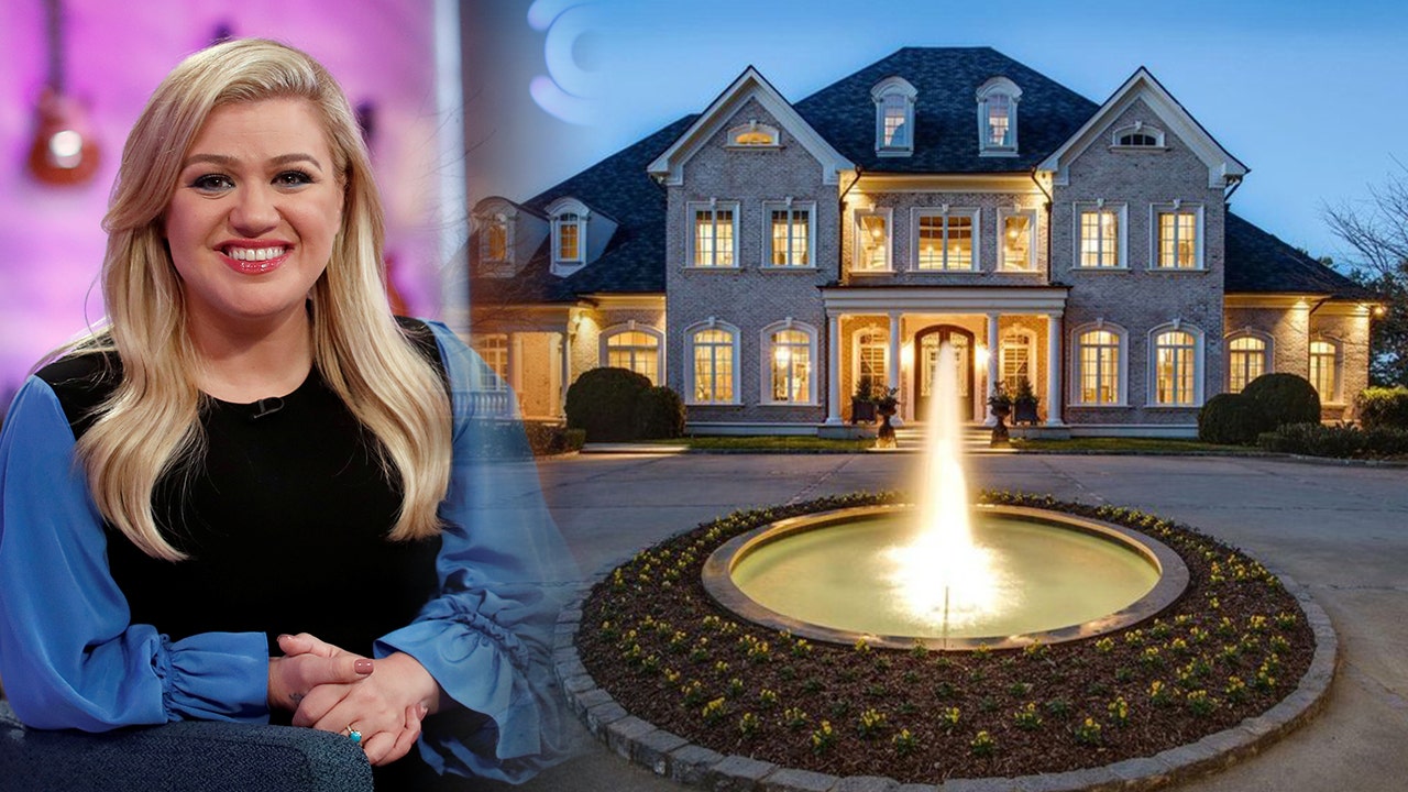 Kelly Clarkson cuts price on 4-acre Tennessee home to $7.5 million | Fox Business