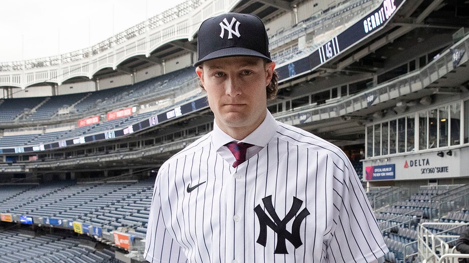 mlb uniform contract