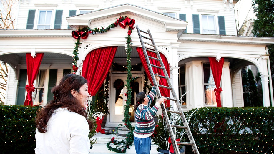 What Americans Spend On Holiday Decorations | Fox Business