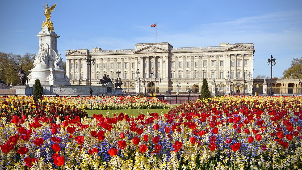 Букингемский дворец фото Which royal palace is worth the most money? Fox Business