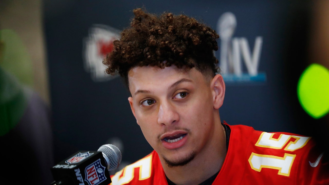 Chiefs Star Patrick Mahomes Could Land Nfl S First 200m