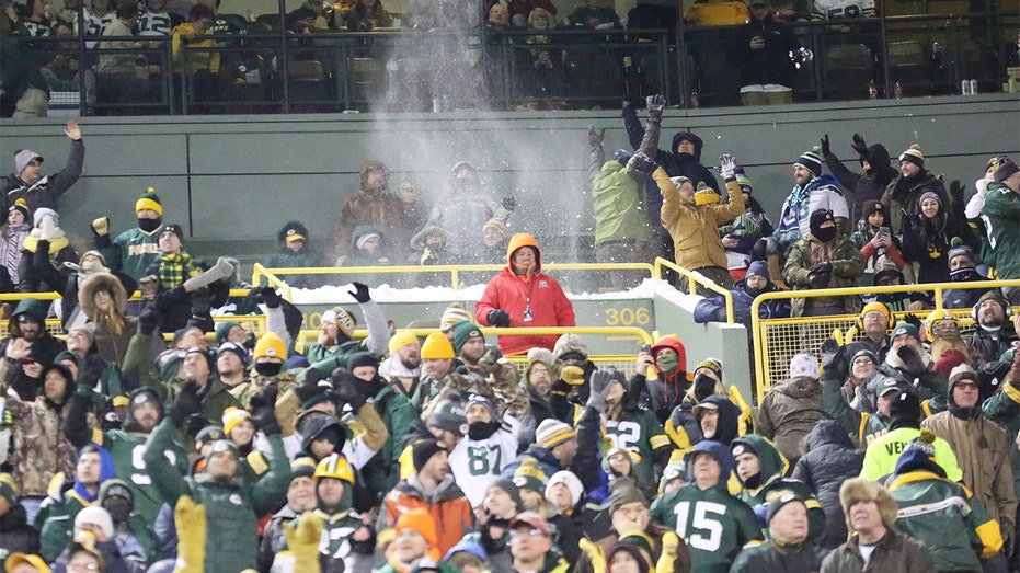 Green Bay Packers Paying Volunteers To Shovel Lambeau Field Before NFL ...