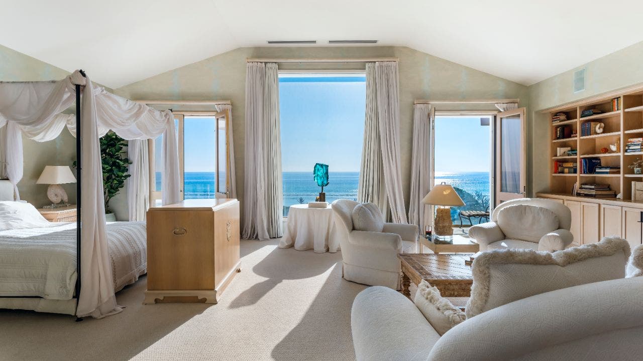 Mindy Kaling S Frank Sinatra Beach House For 10m Look Inside Mindy Kaling S Frank Sinatra Beach