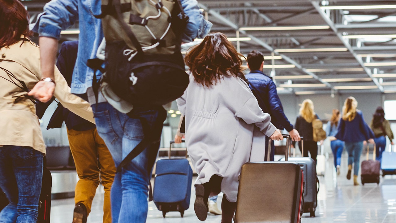 Boarding. Туристы в аэропорту. Бежит в аэропорту. Бегу в аэропорт. Люди бегут в аэропорту.