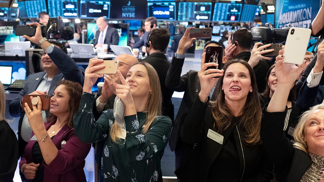 Wall Street rallies despite persistent inflation | Fox Business