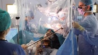 Violinist plays while surgeons remove her brain tumor