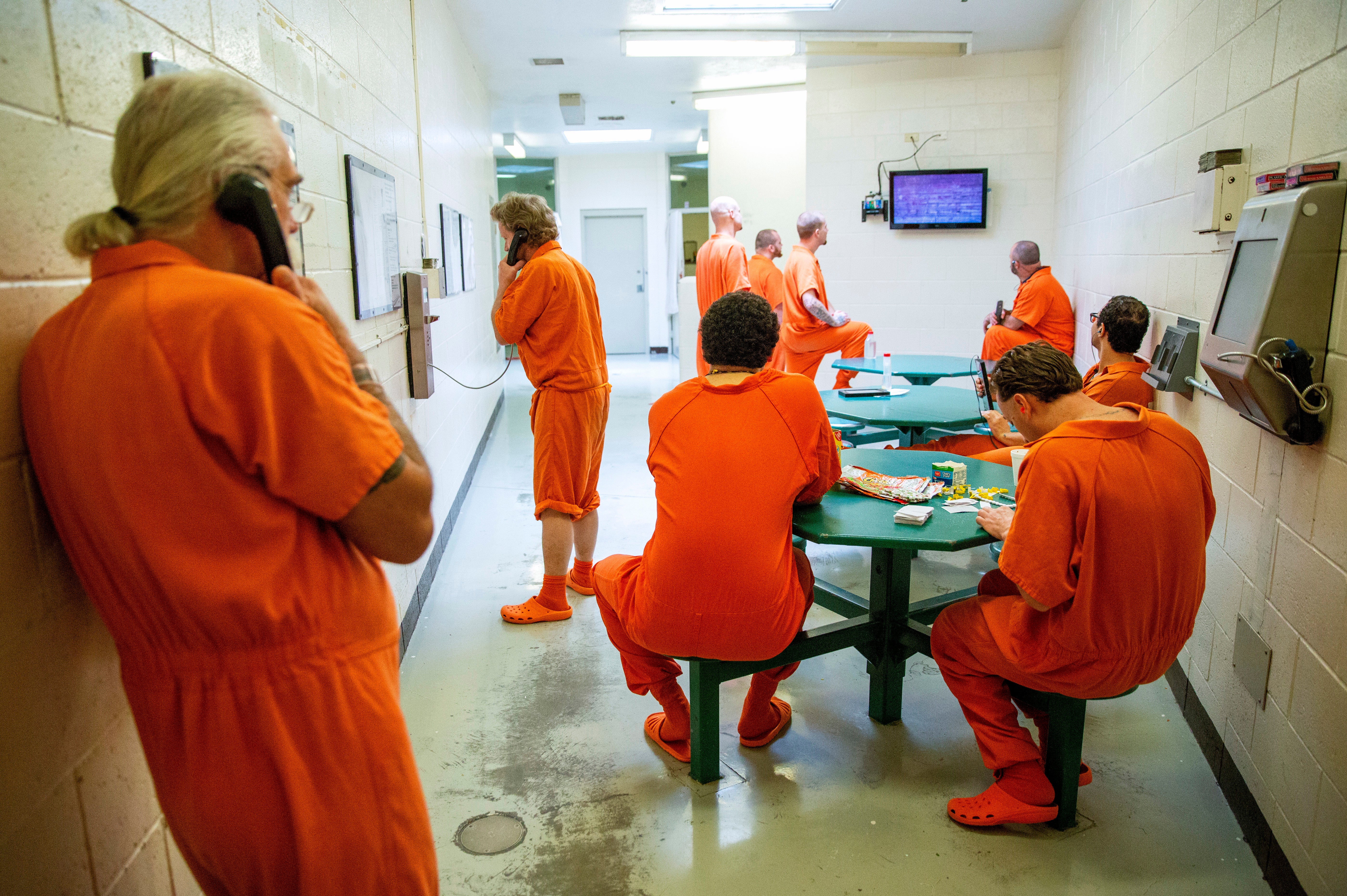 Какие игры в тюрьмах. Заключенные в американских тюрьмах. Заключённые в Америке. Столы в американской тюрьме.