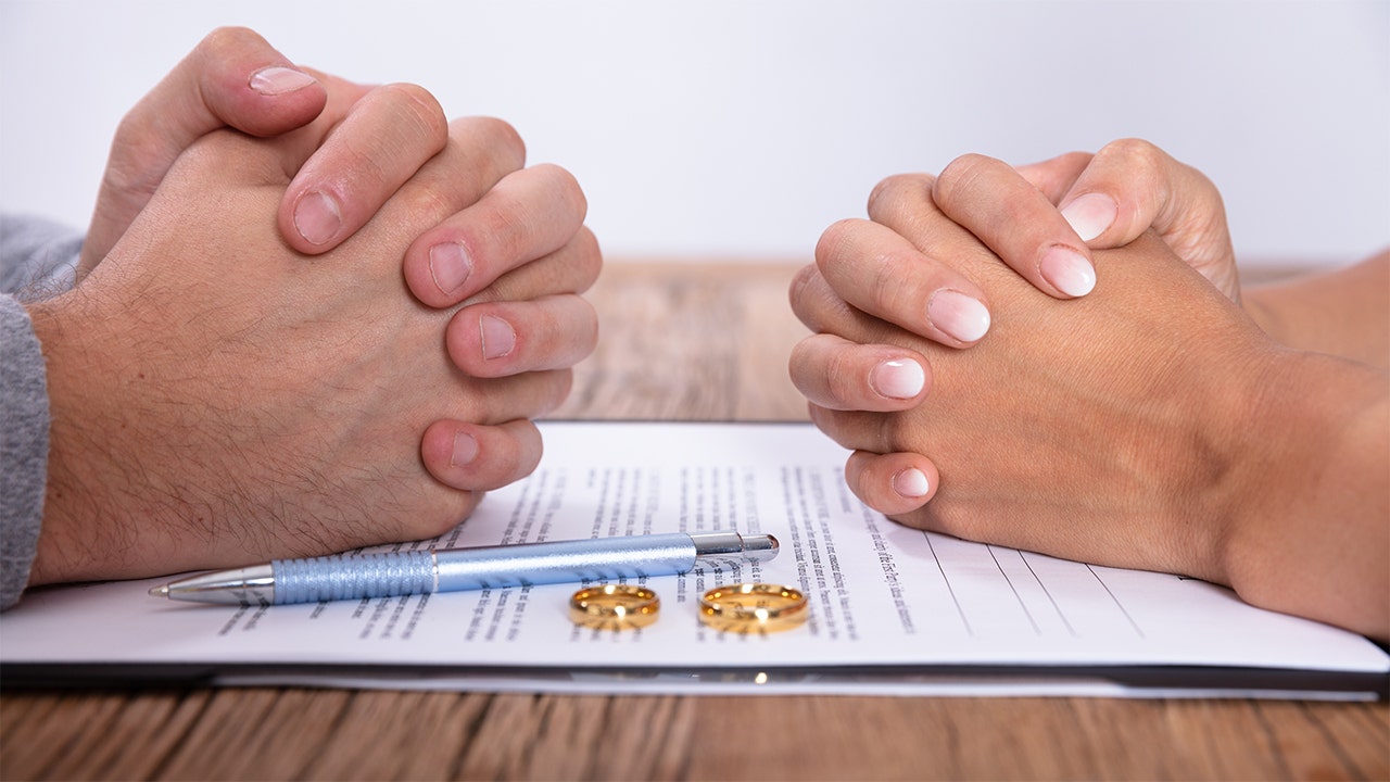 Divorces In China Spike In Coronavirus Quarantines Fox Business