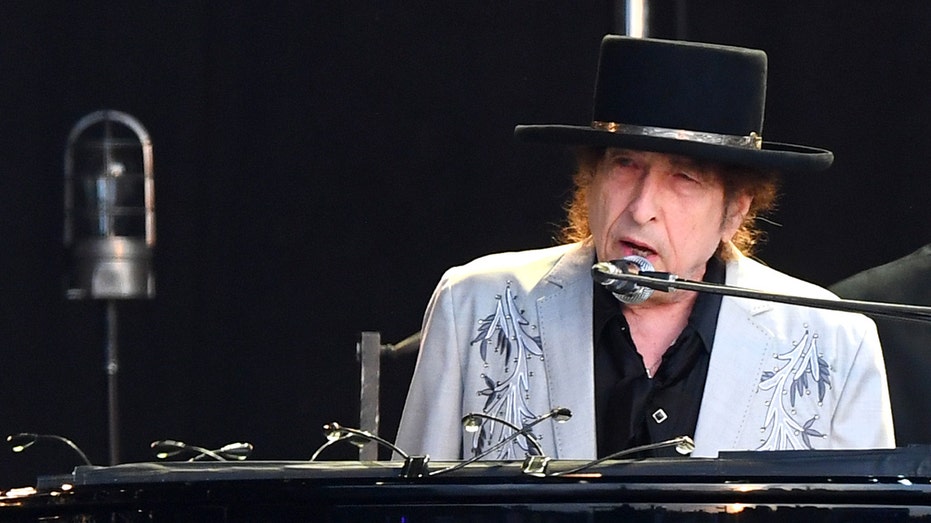 Bob Dylan performs