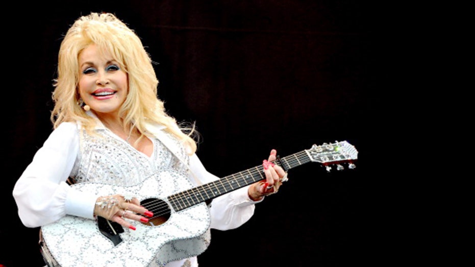 dolly parton playing guitar