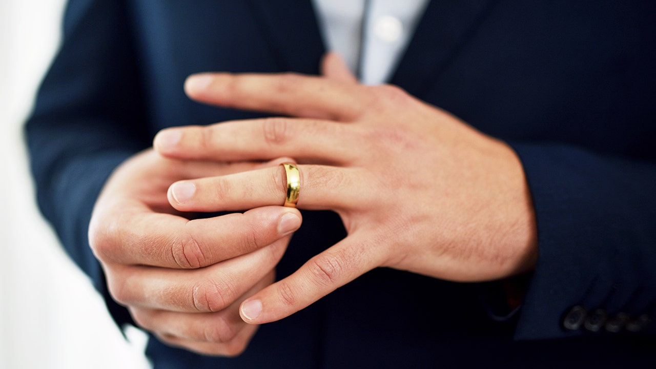 no wedding ring