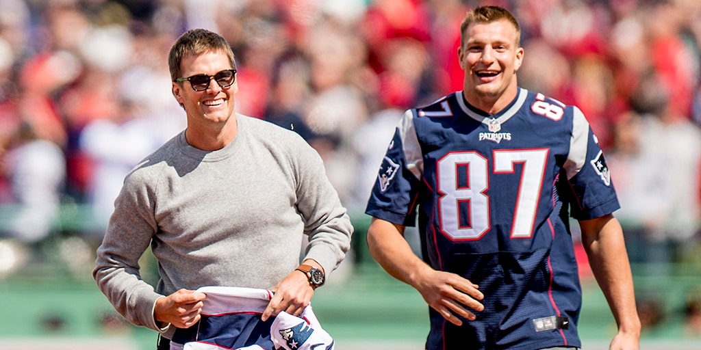 Rob Gronkowski Receives Bucs' No. 87 Jersey, Jordan Leggett