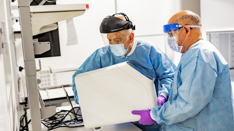 Os cientistas trabalham no laboratório