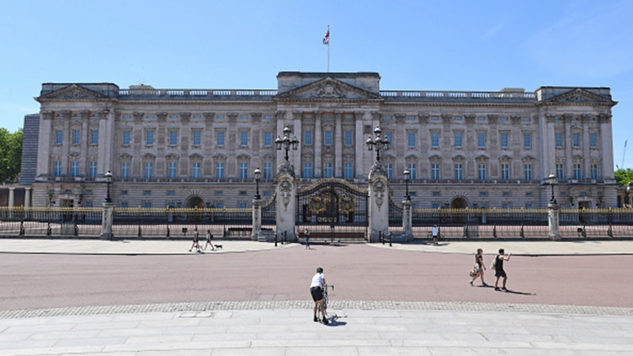 Get Staff At Buckingham Palace Images