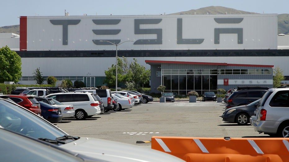 Tesla es responsable de un ex trabajador negro que alegó parcialidad, pero el pago debería reducirse: juez