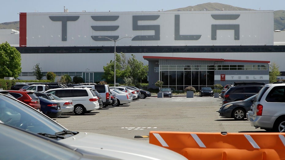 Tesla es responsable de un ex trabajador negro que alegó parcialidad, pero el pago debería reducirse: juez