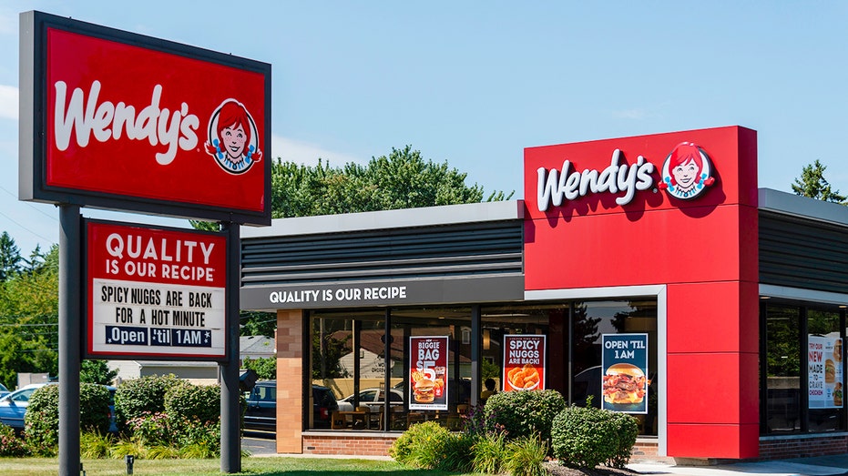 wendy's restaurant exterior view