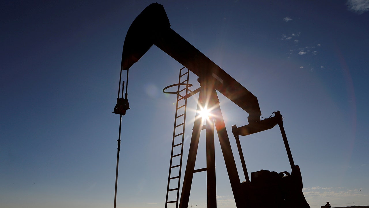 Oil prices rise due to stronger economic outlook, US stocks pull