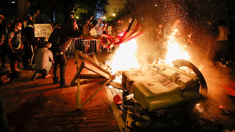 Protesters start fires near White House | Fox Business