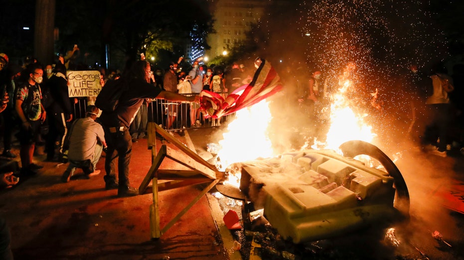 Protesters start fires near White House | Fox Business