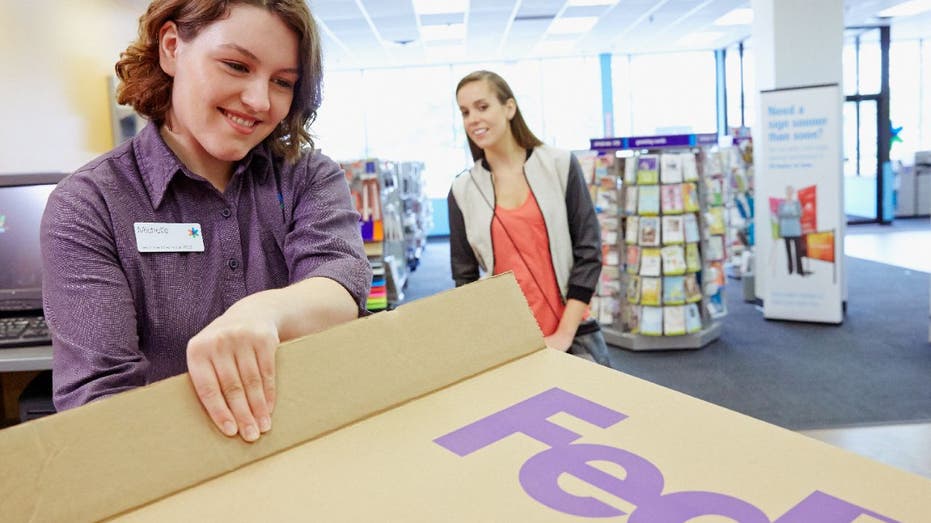how to drop off something at a fedex dropbox