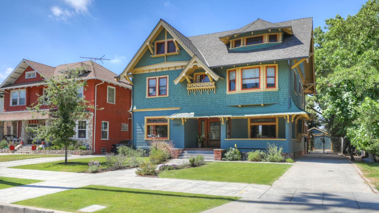 Frat house from 'Neighbors' starring Zac Efron listed for ...
