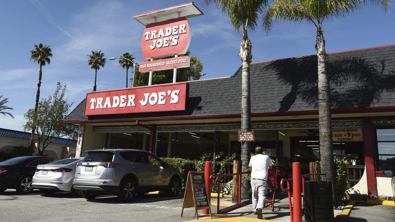 Trader Joe’s temporarily raises salary by $ 4 an hour for all employees, but cancels mid-year increases