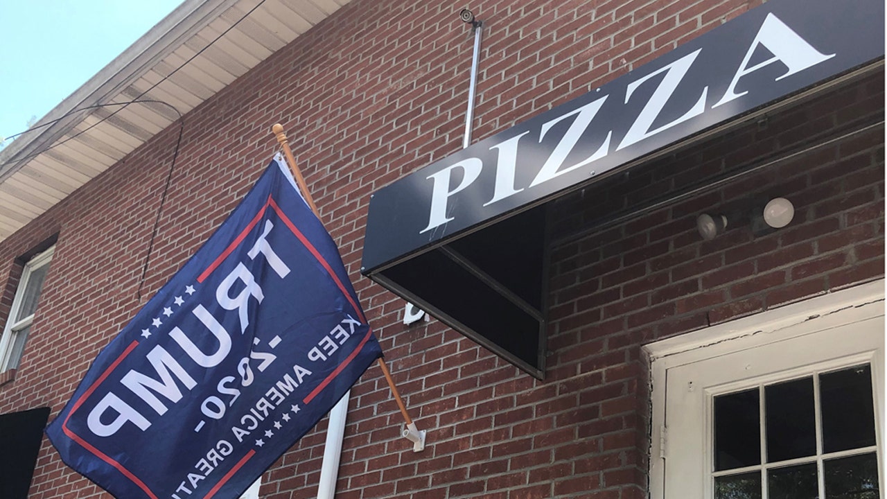 Patio pizza shop