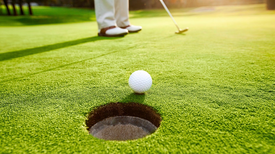 golfer putting