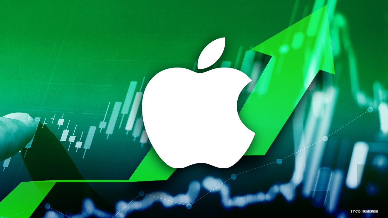 Apple stock hits record high above 500 ahead of split deadline
