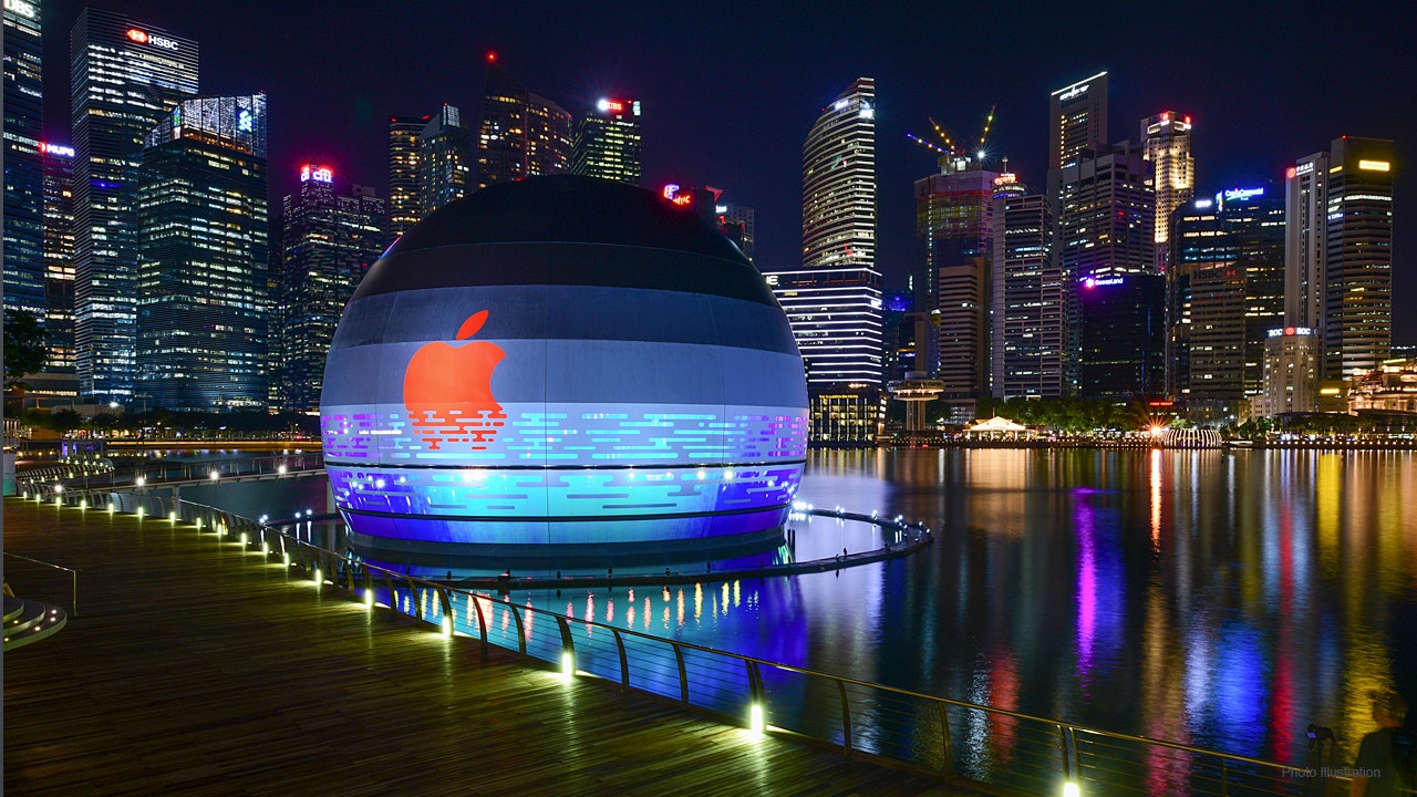 FLOATING??!! Apple Store Marina Bay Sands Tour 