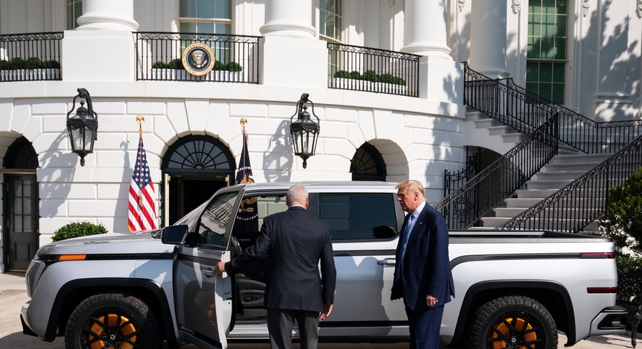 president-trump-unveils-lordstown-motors-new-all-electric-pickup-truck
