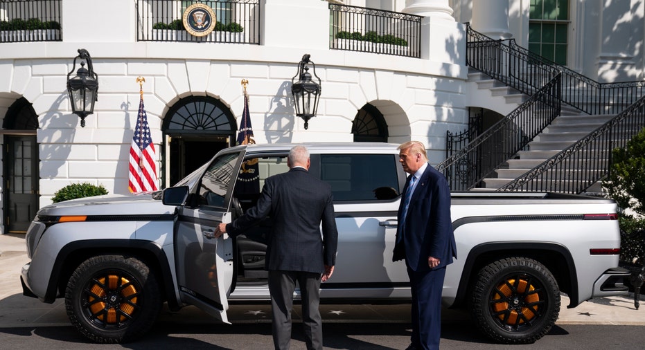 president-trump-unveils-lordstown-motors-new-all-electric-pickup-truck