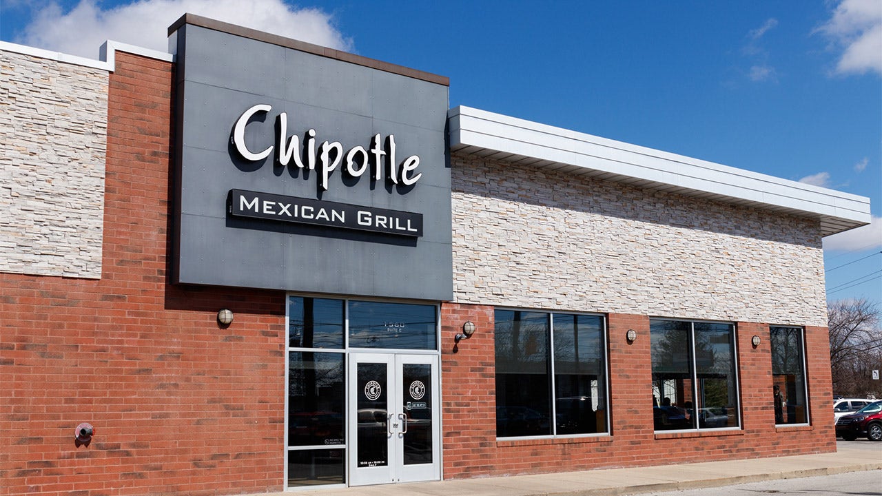 Chipotle digital sales increase by 134% as customers pre-order through ‘Chipotlanes’