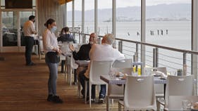 Facing worst COVID-19 surge, US tries to avoid lockdowns