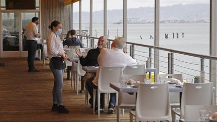 Facing worst COVID-19 surge, US tries to avoid lockdowns