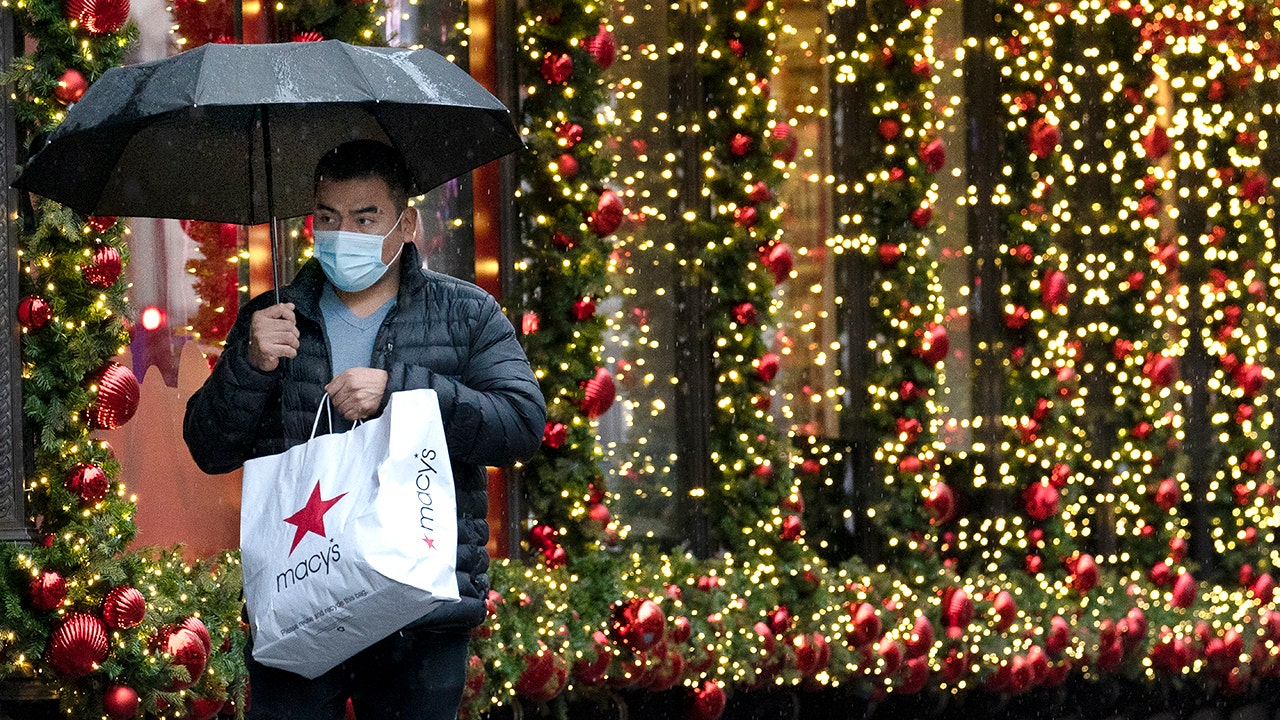 Simply click, then generate: Final-minute holiday break shoppers do curbside pickup Simply click, then generate: Final-minute holiday break shoppers do curbside pickup
