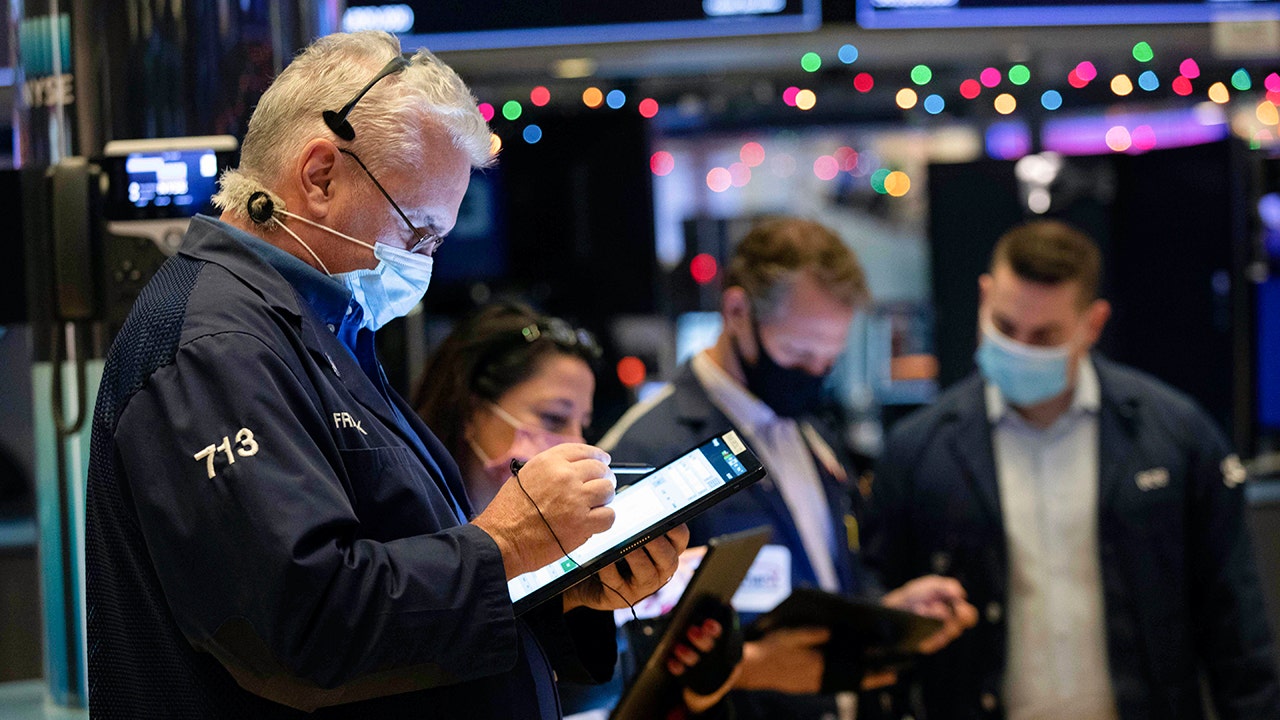Stocks rise before Christmas