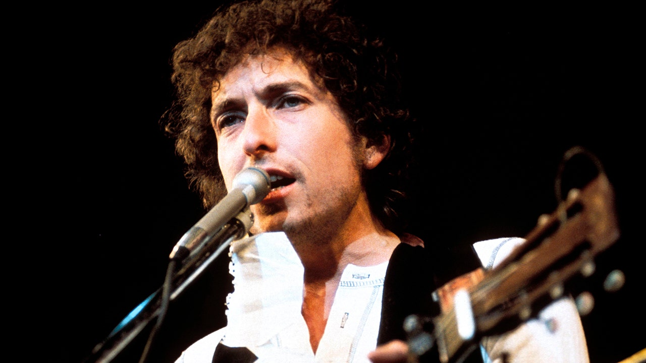 Bob Dylan's entire catalog of songs sold to Universal Music Publishing ...