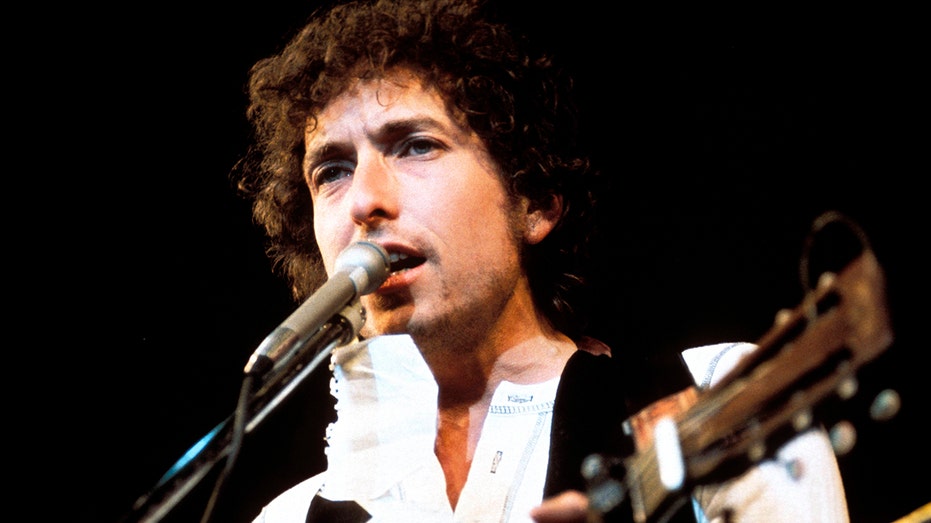 Bob Dylan performing in New York