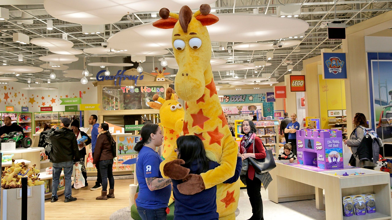 Toys R Us retreats again, closes its last 2 stores in the USA