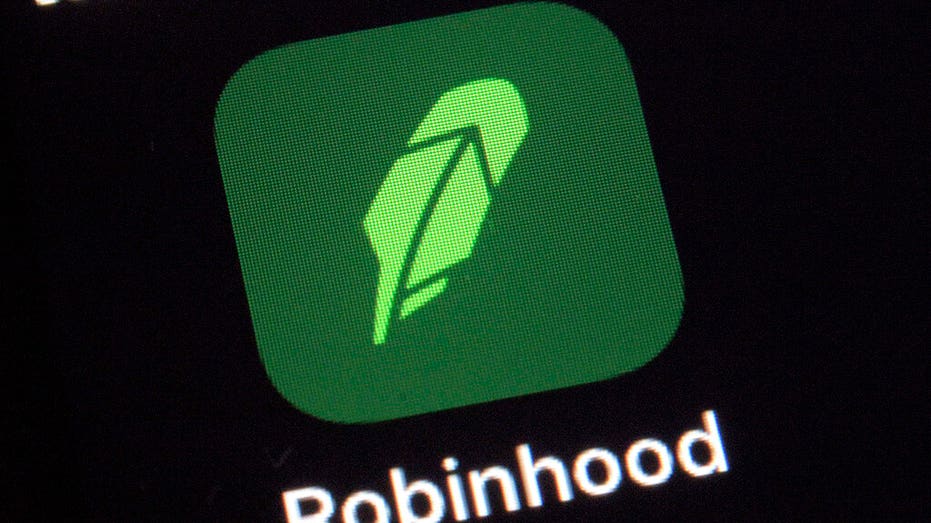 Robinhood to Resume 'Limited Buys' of AMC, GameStop After $1B Funding