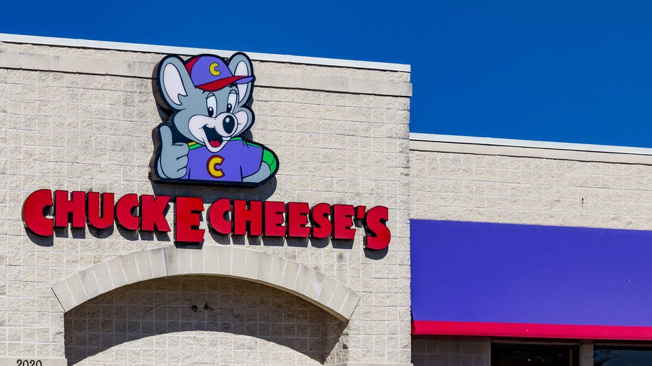 Chuck E Cheese marquee