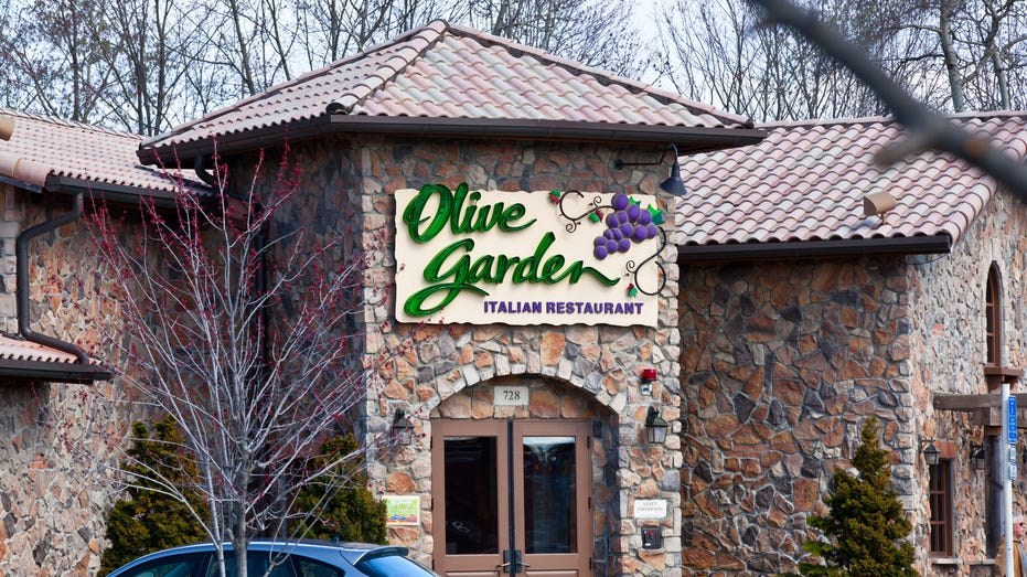 Olive Garden restaurant store front