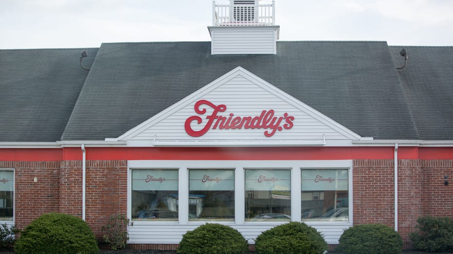 Friendly's family restaurant, ice cream dessert