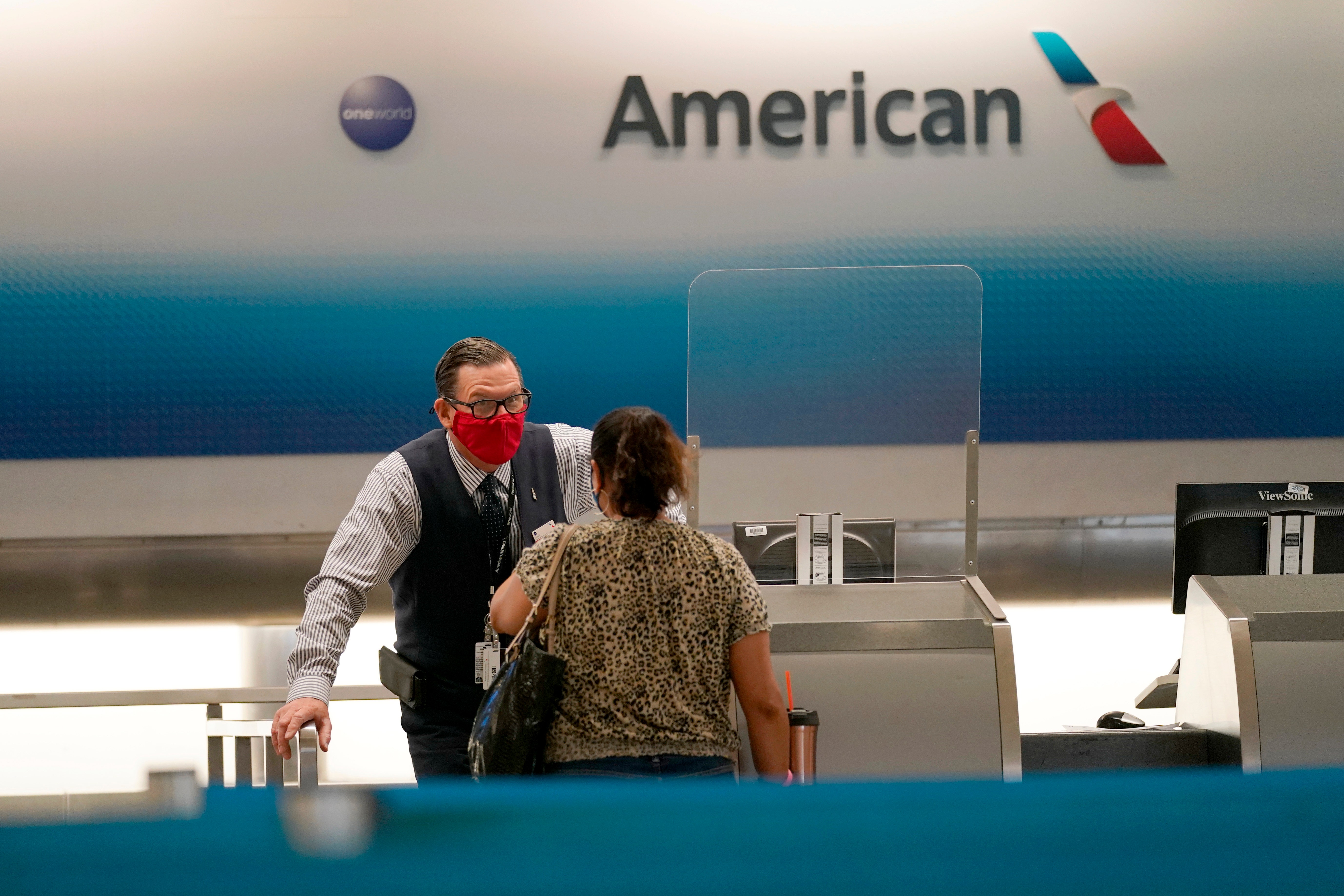 American Airlines warns 13,000 employees about possible licenses
