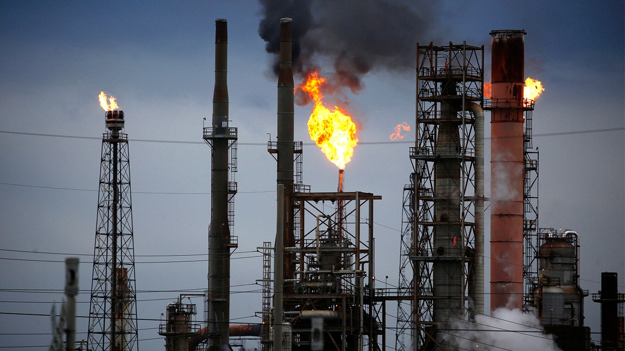 Oil refineries Exxon Mobil, Aramco Texas, temporarily closed for unexpected freezing in winter